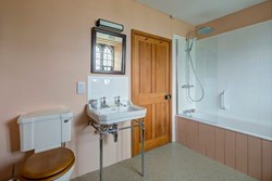 Wortham Manor upstairs shared bathroom 1200x800