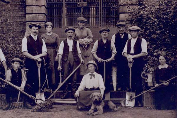 Mavisbank historic photo gardeners 600x400.jpg